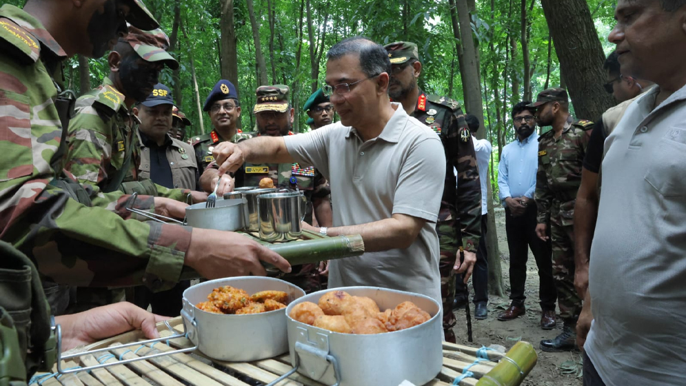সেনাবাহিনীর গ্রীষ্মকালীন মহড়া আকস্মিক পরিদর্শনে প্রধানমন্ত্রী